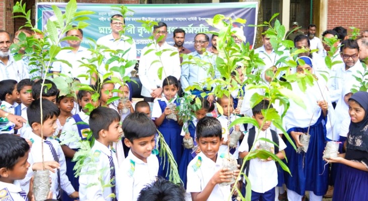 হাবিপ্রবিতে শিশুদের মাঝে বৃক্ষ বিতরণ 